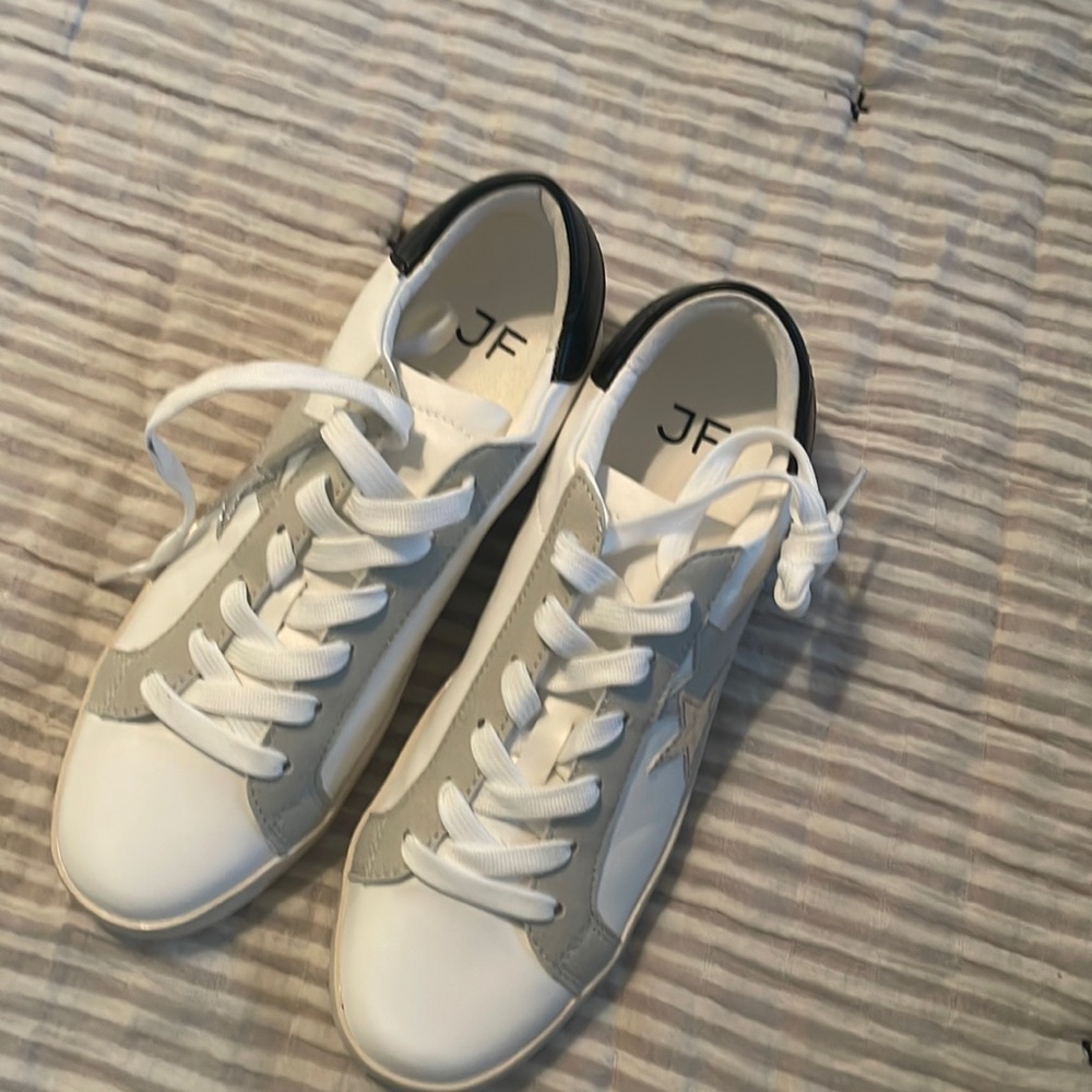 Tennis shoes